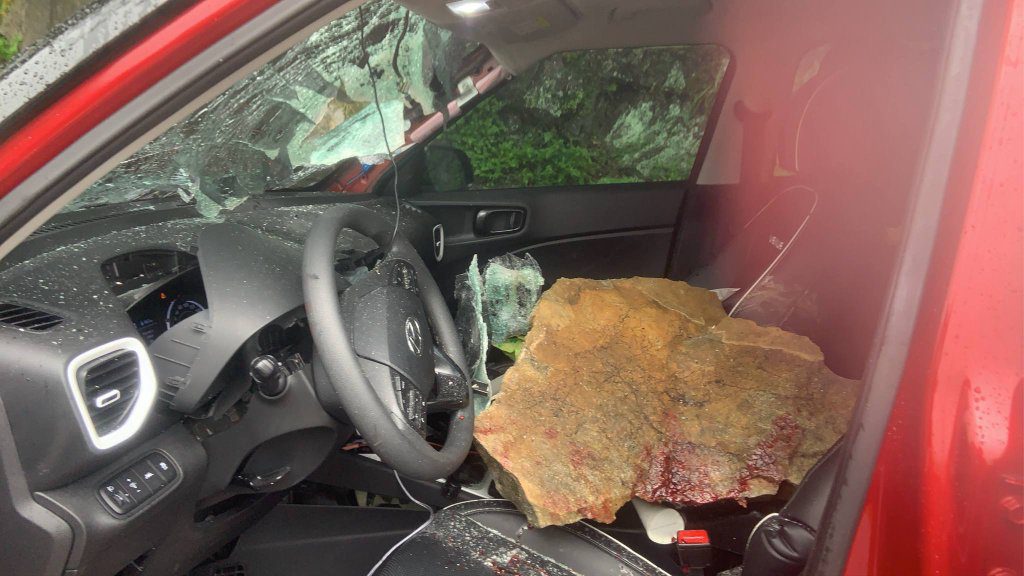 蘇花公路落石砸車!擋風玻璃遭擊穿 駕駛座滿布血跡 蘇花公路落石砸車!擋風玻璃遭擊穿 駕駛座滿布血跡