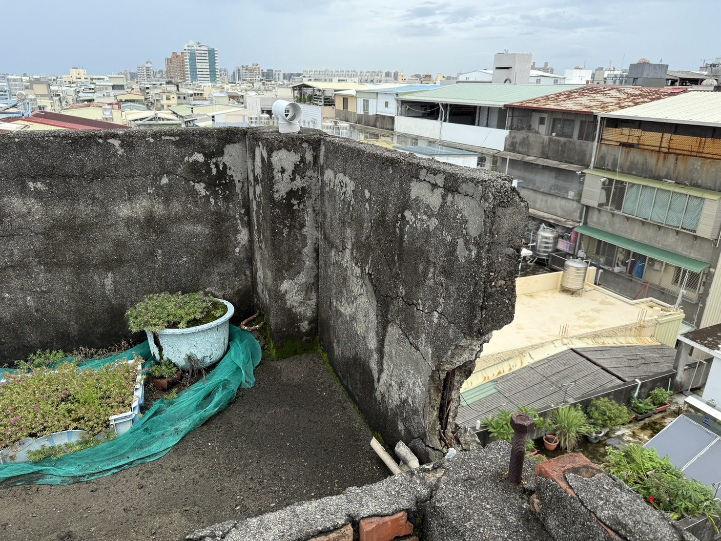公寓頂樓平台違建老舊女兒牆剝落 高市違建大隊立即拆除