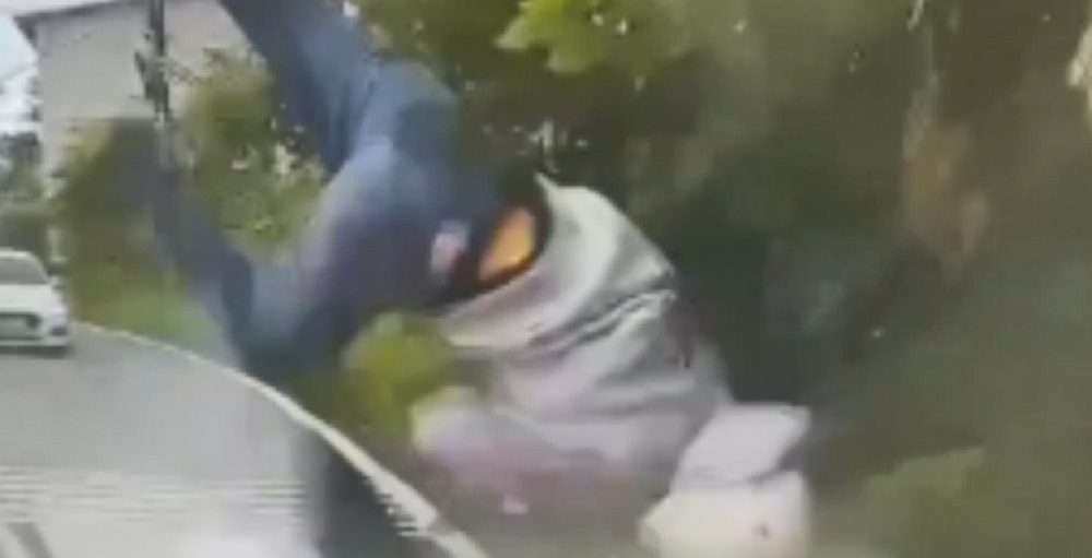 【有片】彎道超車迎面撞汽車 騎士空中翻一圈畫面曝 【有片】彎道超車迎面撞汽車 騎士空中翻一圈畫面曝