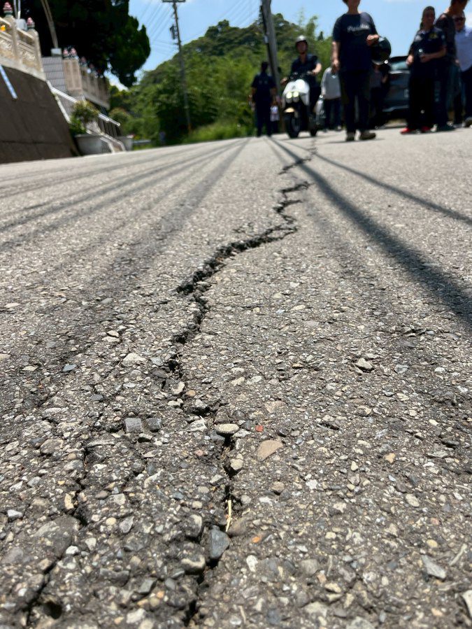 寶山鄉民行車如坐船山湖路交通環境亂象 鄉長邱振瑋會勘後下達通牒、要求建商限期改善 寶山鄉民行車如坐船山湖路交通環境亂象 鄉長邱振瑋會勘後下達通牒、要求建商限期改善