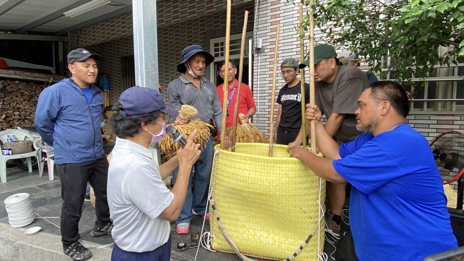 「小米負重」慶豐收 中山大學協助傳承魯凱族傳統文化 「小米負重」慶豐收 中山大學協助傳承魯凱族傳統文化