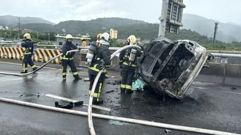 疑休假返家途中遇死劫 27歲女軍官火燒車殉職目擊者淚崩:「我真的盡力了」 疑休假返家途中遇死劫 27歲女軍官火燒車殉職目擊者淚崩:「我真的盡力了」