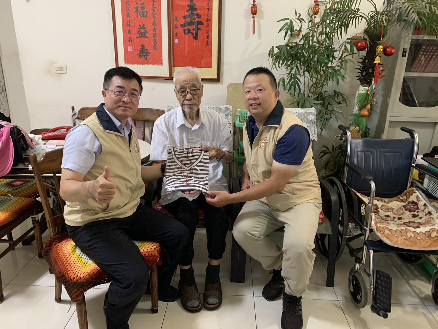 慶福基金會捐贈涼感衣　高雄榮服處沁涼關懷送到家