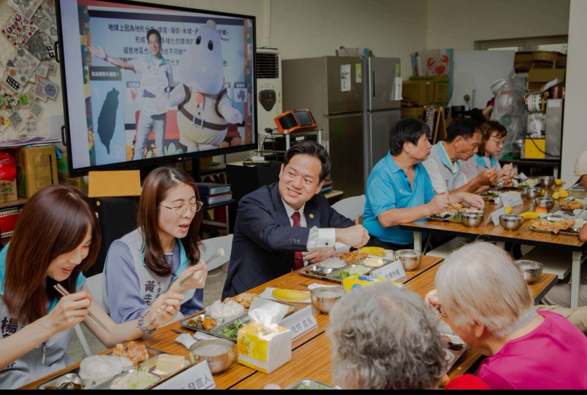 共餐有愛 幸福加倍！邱臣遠代理市長探訪海濱共餐據點 關懷長輩樂齡生活