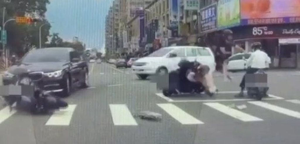 闖紅燈撞BMW！騎士飛天成「人肉砲彈」砸倒待轉區3人