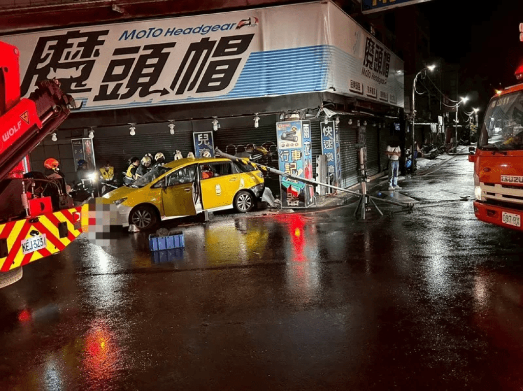 新莊計程車疑搶快左轉　遭直行灑水車攔腰撞進騎樓…男乘客傷重身亡