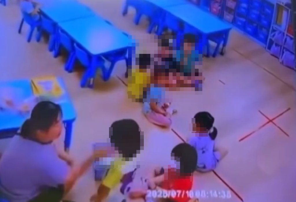 畫面曝光！幼兒園教保員摑女童巴掌體罰　遭園方解聘苗栗縣長鍾東錦要求嚴懲