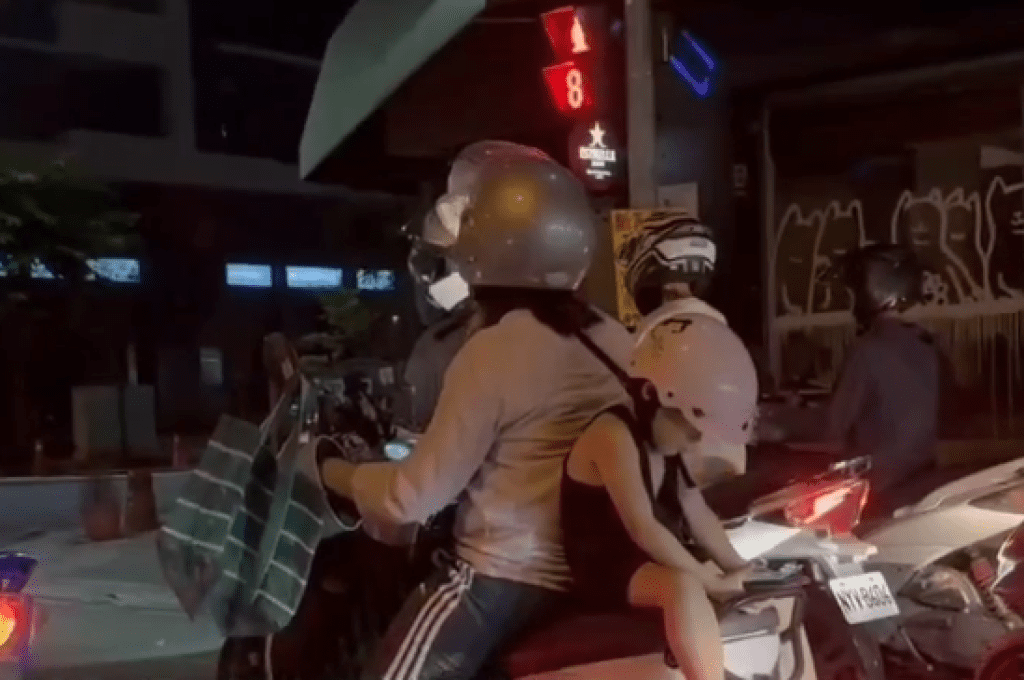 危險！孩童坐機車和騎車婦人「背靠背」 　還疑似低頭打瞌睡或滑手機