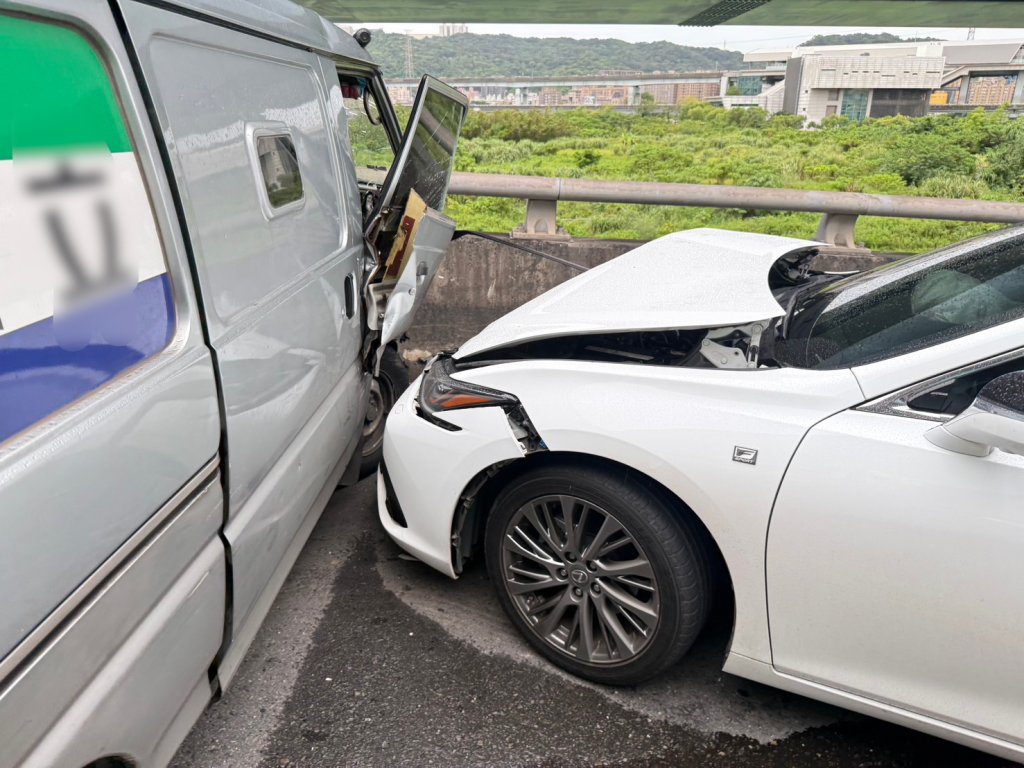 疑後輪軸斷裂…台65線運鈔車失控逆向對撞來車