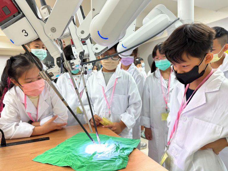 小醫師體驗營邁入第24年!探索達文西機械手臂 智慧醫療從小扎根 小醫師體驗營邁入第24年!探索達文西機械手臂 智慧醫療從小扎根