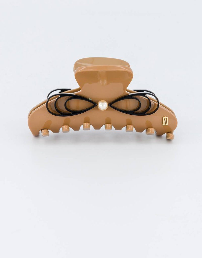 為一只5500元「髮上珠寶」伸出賊手 女扮顧客到百貨摸走髮夾遭警神速逮捕 為一只5500元「髮上珠寶」伸出賊手 女扮顧客到百貨摸走髮夾遭警神速逮捕