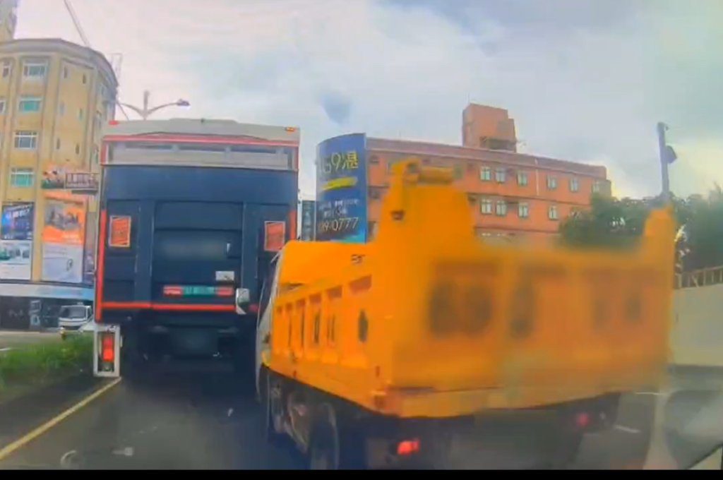 影/桃園春日路追撞!大貨車精神不繼釀禍 駕駛腿部受困車內 影/桃園春日路追撞!大貨車精神不繼釀禍 駕駛腿部受困車內