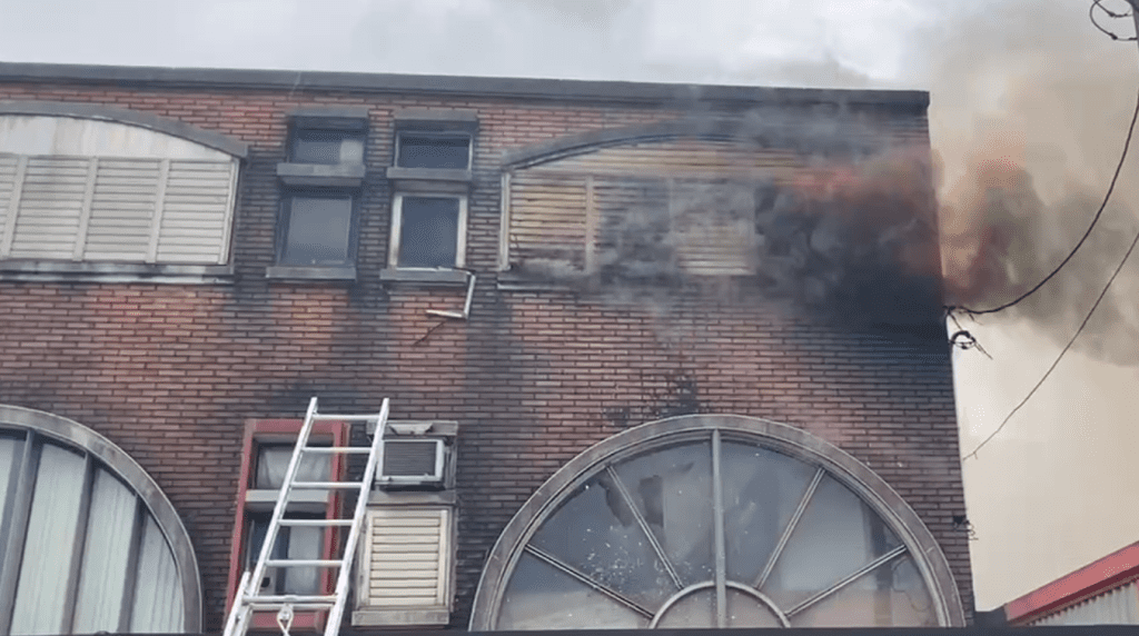 宜蘭3樓透天厝火兩人OHCA! 火勢猛烈濃煙狂竄 宜蘭3樓透天厝火兩人OHCA! 火勢猛烈濃煙狂竄