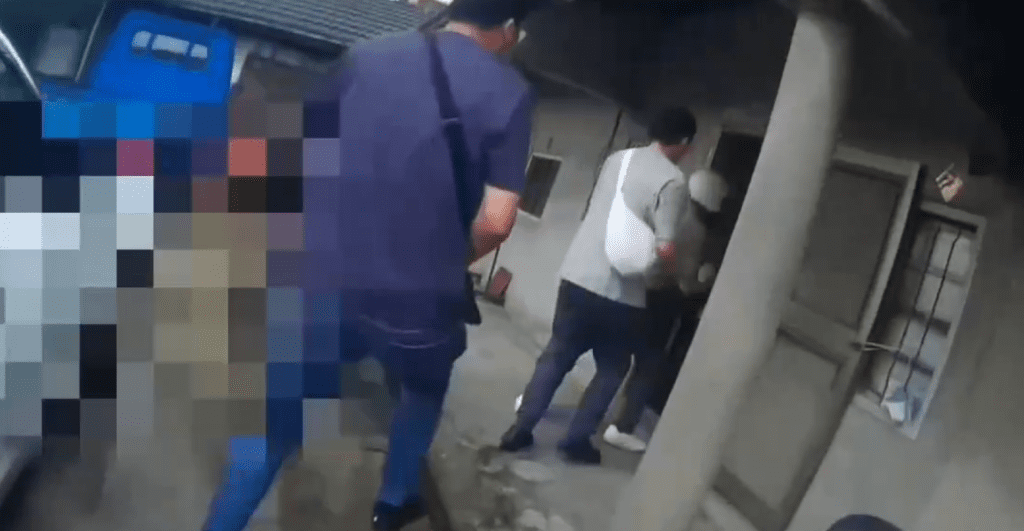 查緝畫面曝光！趁賭客上廁所破門攻堅　北斗分局查獲藏身三合院賭場逮21人