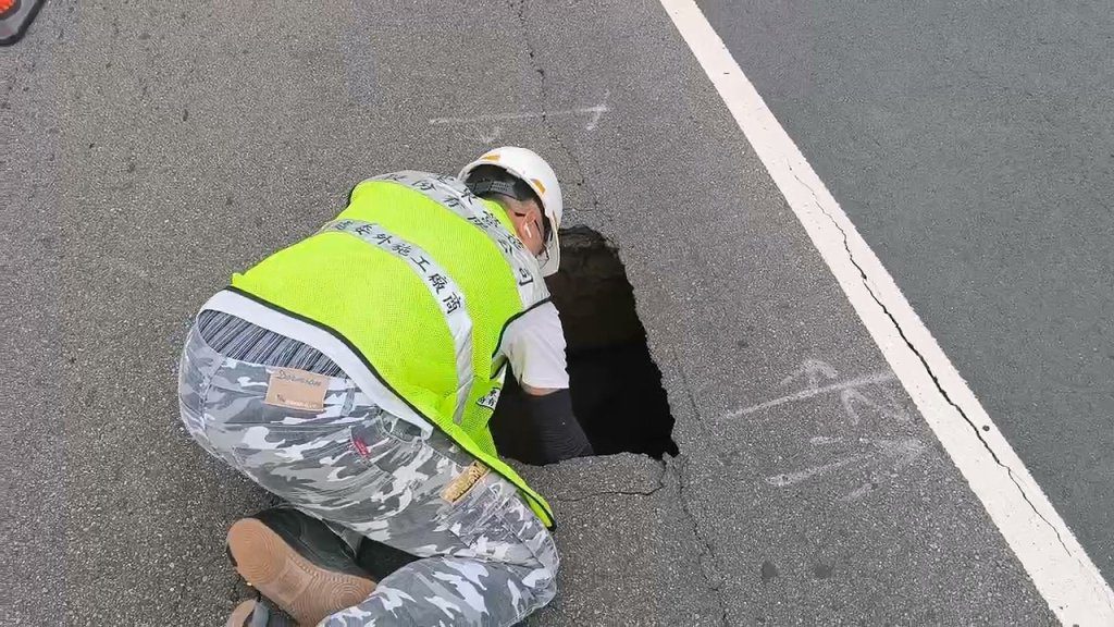 北市八德路柏油路坑洞「深約2米」　京華廣場工地前急管制
