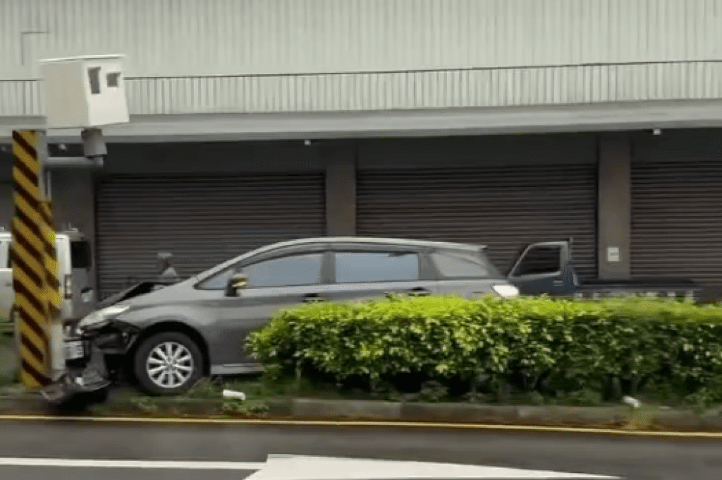 影/女駕駛衝上分隔島撞測速照相 網友笑稱:不是三寶是英雄 影/女駕駛衝上分隔島撞測速照相 網友笑稱:不是三寶是英雄