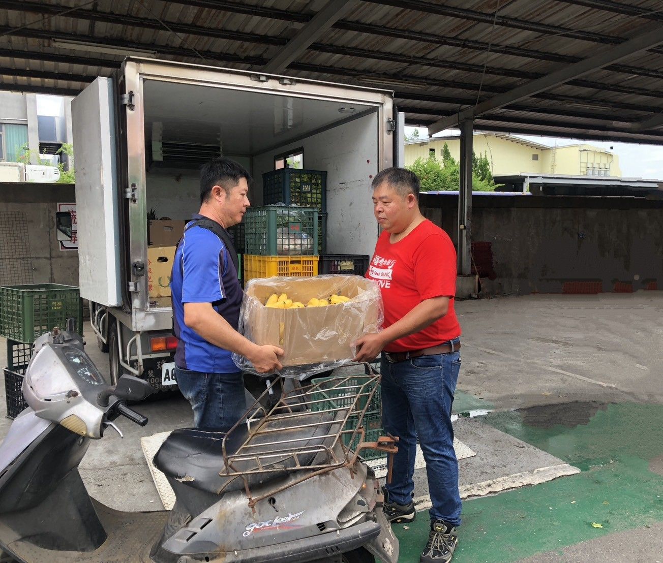 高市農業局媒合批發市場與慈善團體 「蔬果惜食專區」開創「NG蔬果」的第二春 高市農業局媒合批發市場與慈善團體 「蔬果惜食專區」開創「NG蔬果」的第二春
