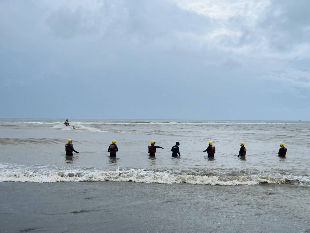 男子滿州鄉港口溪出海口撿石頭失蹤 海空搜尋無所獲 男子滿州鄉港口溪出海口撿石頭失蹤 海空搜尋無所獲