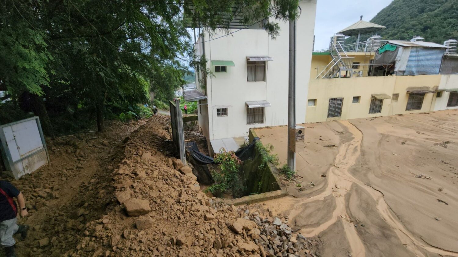連日暴雨！ 南投埔里土石流沖進民宅