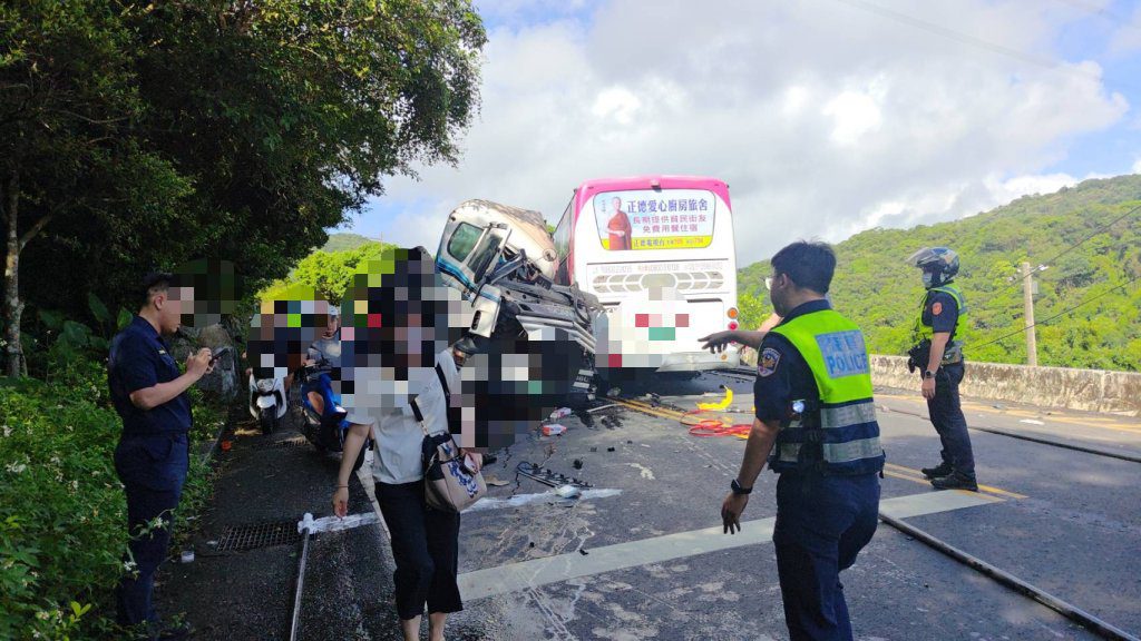 新北萬里重大車禍！砂石車與國光客運相撞1人OHCA 　12人輕重傷