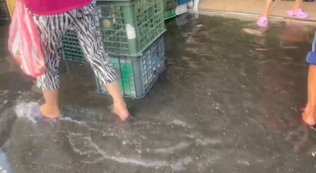 快訊/年度大潮來了!高雄旗津一早小淹水 快訊/年度大潮來了!高雄旗津一早小淹水