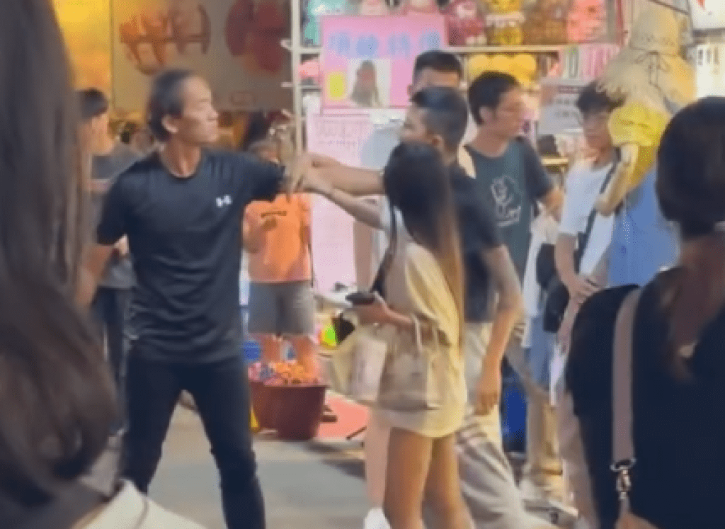 影/湳雅夜市格鬥盃!雙七分刺青男Vs超壯阿伯 89猴被KO她急喊:不要打我男朋友 影/湳雅夜市格鬥盃!雙七分刺青男Vs超壯阿伯 89猴被KO她急喊:不要打我男朋友