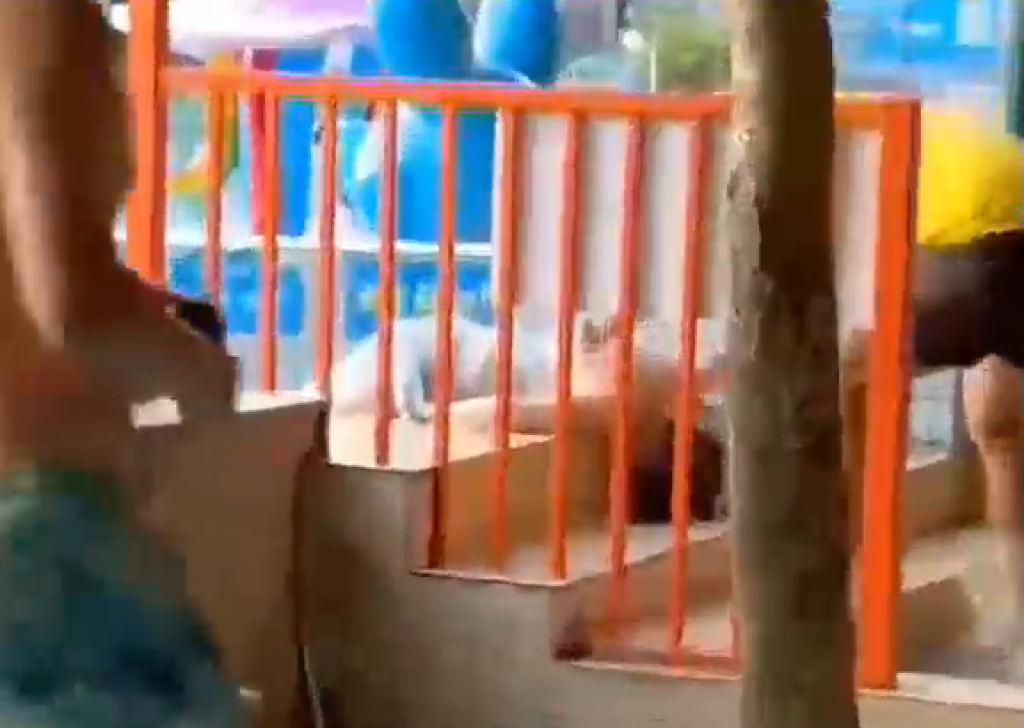 影/水上樂園漏電!遊客倒地不起「員工救人也被電」 影片陸網瘋傳 影/水上樂園漏電!遊客倒地不起「員工救人也被電」 影片陸網瘋傳