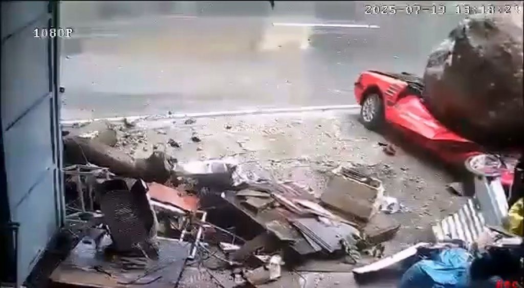 影/30公噸巨石衝門口!狗狗跳出籠子驚險避過 奇蹟瞬間影片瘋傳 影/30公噸巨石衝門口!狗狗跳出籠子驚險避過 奇蹟瞬間影片瘋傳