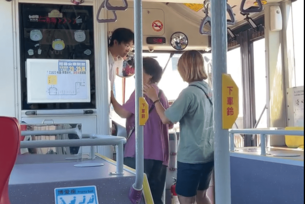 影／直達車疑想中途下車爆口角！司機嗆「靠北三小」vs阿嬤揮拐杖敲頭　影片引熱議