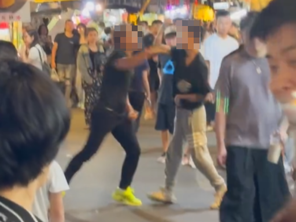 湳雅夜市火爆衝突！排臭豆腐起爭執　刺青猴狂噴飆罵被1拳撂倒