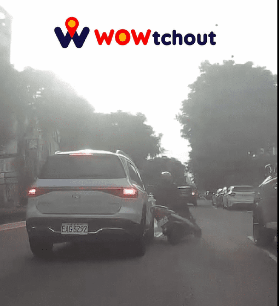 驚險一瞬間！賓士擦撞機車騎士險遭輾過 引發網友熱議