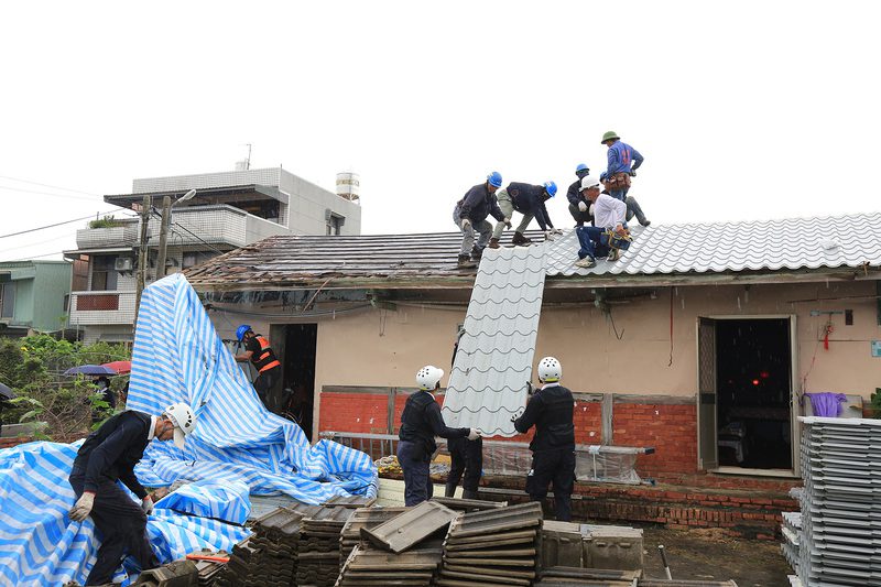 帆布救災變秀場?揭露政治掛帆布的荒謬與危機 帆布救災變秀場?揭露政治掛帆布的荒謬與危機