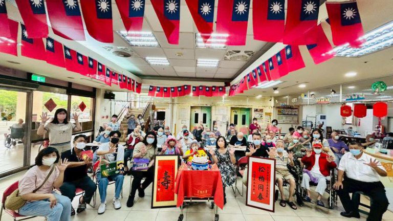 新竹榮家慶賀榮民許金榮百歲壽辰　三代同堂見證溫馨時刻