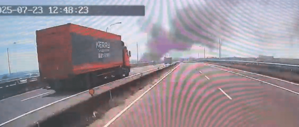 萬丹橋上火燒車! 小貨車起火濃煙沖天 萬丹橋上火燒車! 小貨車起火濃煙沖天