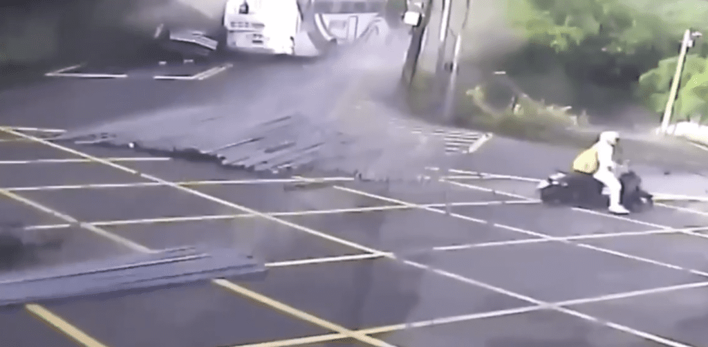 萬里區國光客運砂石車對撞初步調查結果出爐! 砂石車行經彎道處跨越對向車道 萬里區國光客運砂石車對撞初步調查結果出爐! 砂石車行經彎道處跨越對向車道