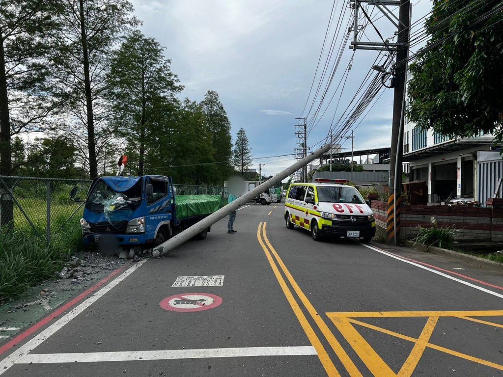 八德貨車自撞電桿　車頭凹陷電桿倒塌駕駛乘客奇蹟無傷
