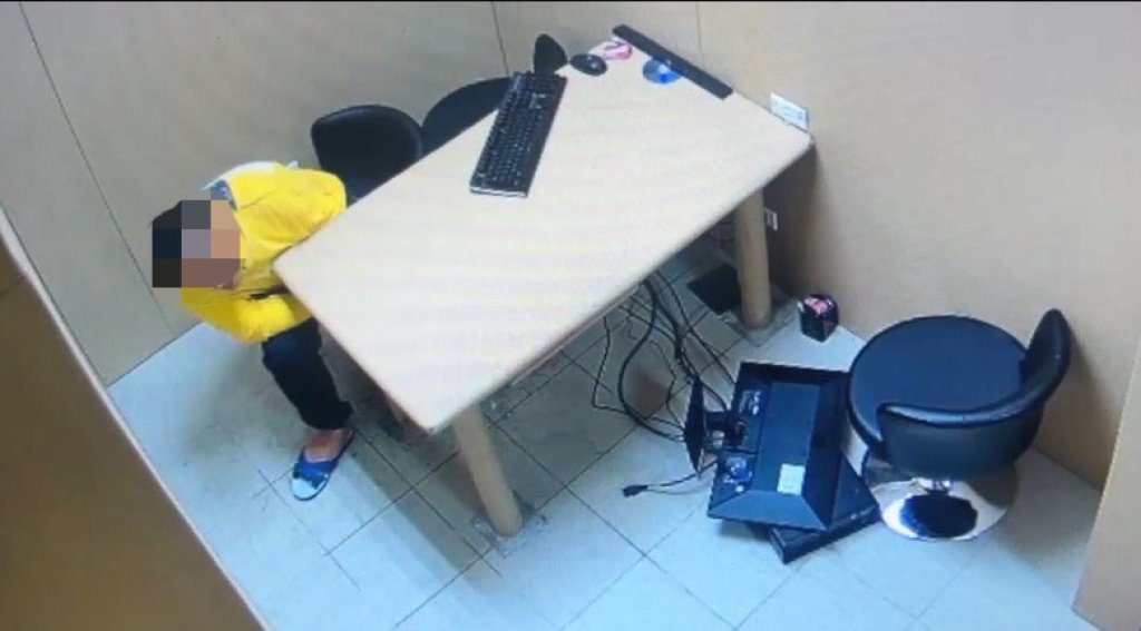 五股醉男跟女友吵架遭帶回管束　雙手上銬改用腳破壞警用電腦…下場曝光