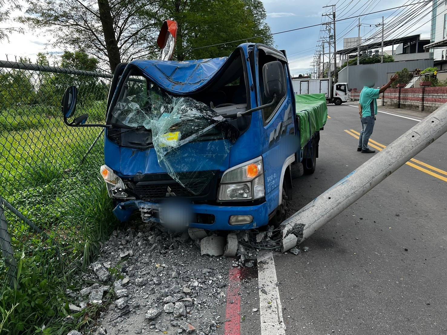八德小貨車自撞路旁電桿 車頭全毀雙向交通一度中斷 八德小貨車自撞路旁電桿 車頭全毀雙向交通一度中斷