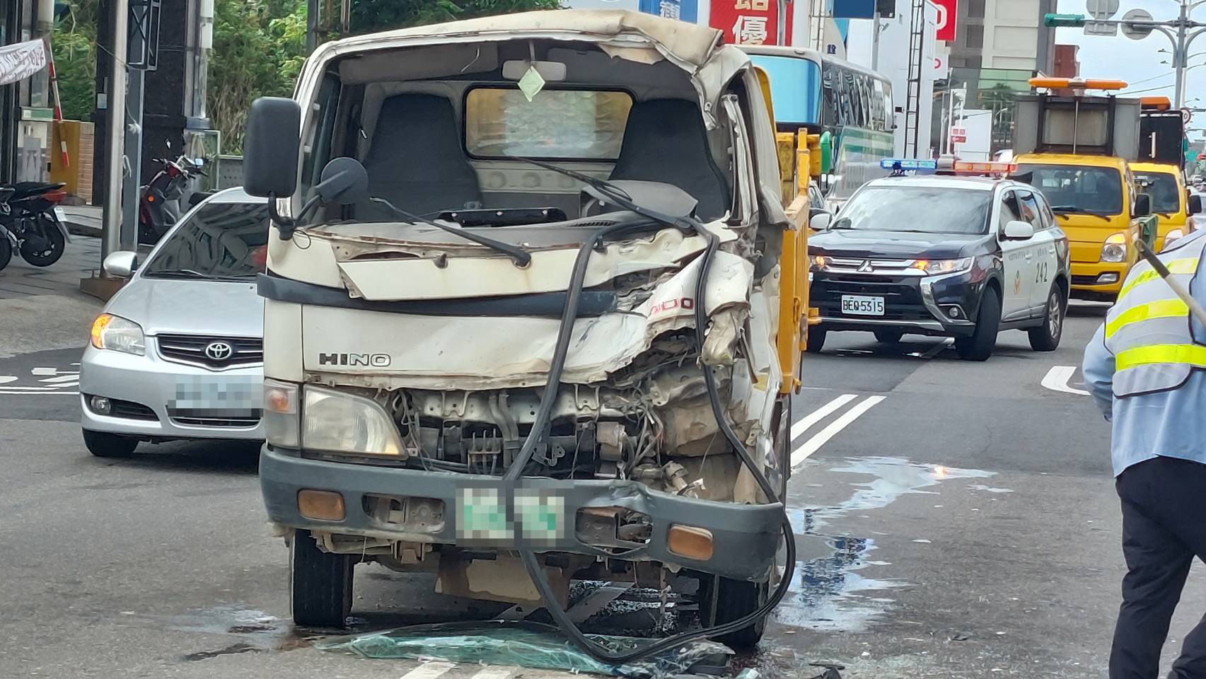 精神不濟釀禍！大貨車連撞兩車 駕駛腿部遭夾受困車內