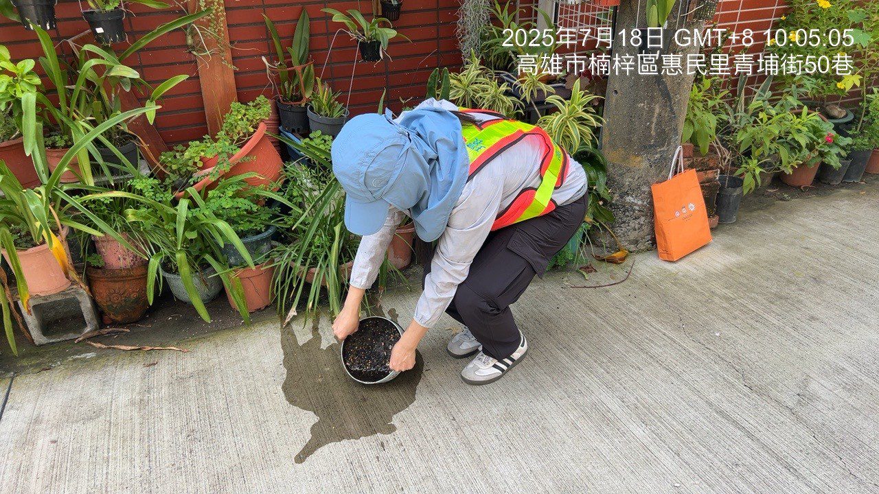 高市府環保局加強雨後積水容器清除,全力防堵登革熱 高市府環保局加強雨後積水容器清除,全力防堵登革熱