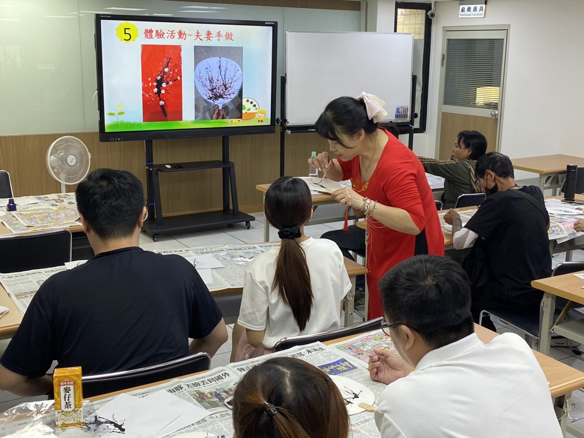 移民署桃園站舉辦家庭教育課程 新住民學吹畫交流在台生活經驗 移民署桃園站舉辦家庭教育課程 新住民學吹畫交流在台生活經驗