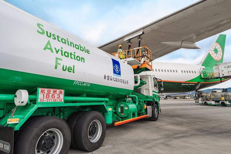 長榮航空與台塑石化簽署合作備忘錄 五年兩萬噸永續航空燃油(SAF) 深化策略結盟打造低碳運輸服務