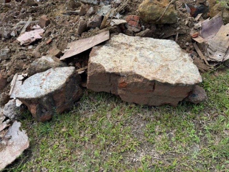 竹市華德福校園草皮下土層挖出廢棄物疑來自棒球場同廠商 竹市府:已刑事告發、將追究到底 竹市華德福校園草皮下土層挖出廢棄物疑來自棒球場同廠商 竹市府:已刑事告發、將追究到底