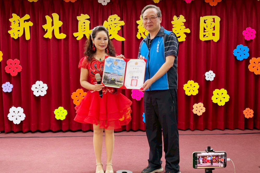 真愛慈善團精采歌舞愛心獻演 八德榮家長輩齊聚共享歡樂午后時光 真愛慈善團精采歌舞愛心獻演 八德榮家長輩齊聚共享歡樂午后時光