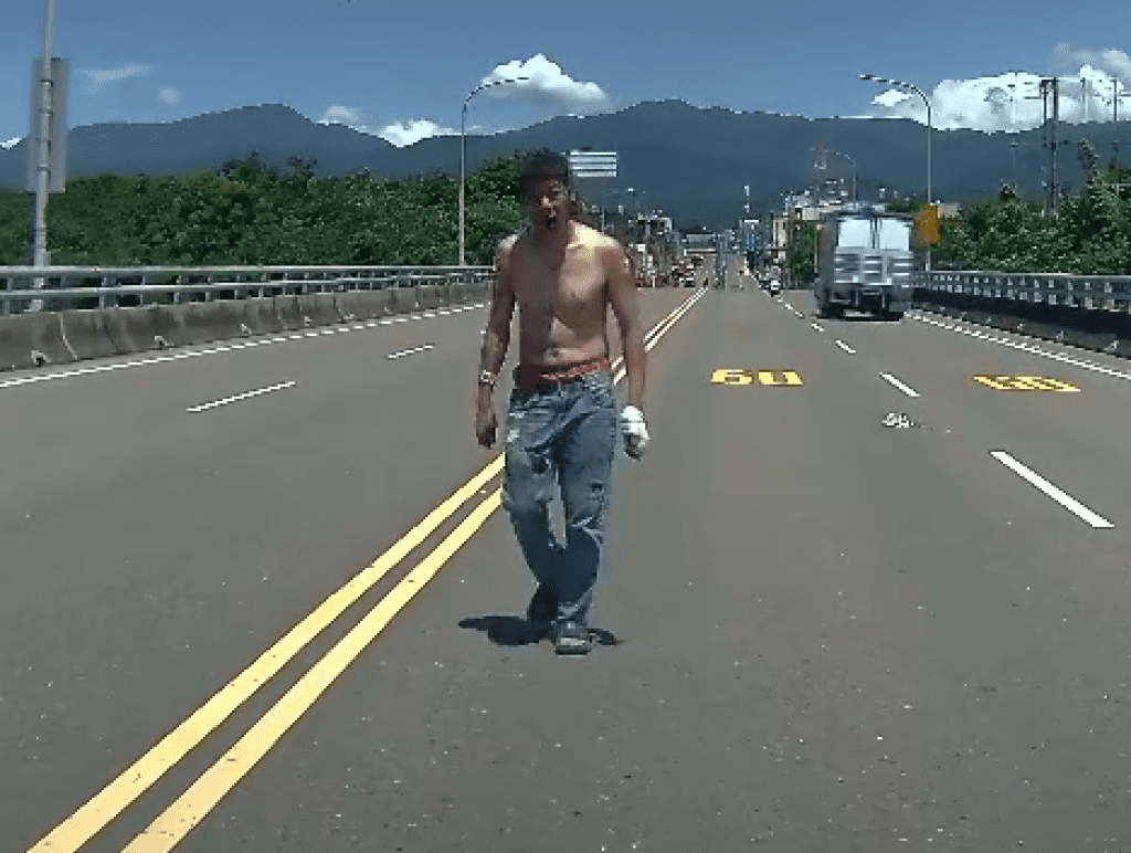 影/酒醉了?半裸男坐竹東大橋路中 遇駕駛經過上前捶車窗 影/酒醉了?半裸男坐竹東大橋路中 遇駕駛經過上前捶車窗