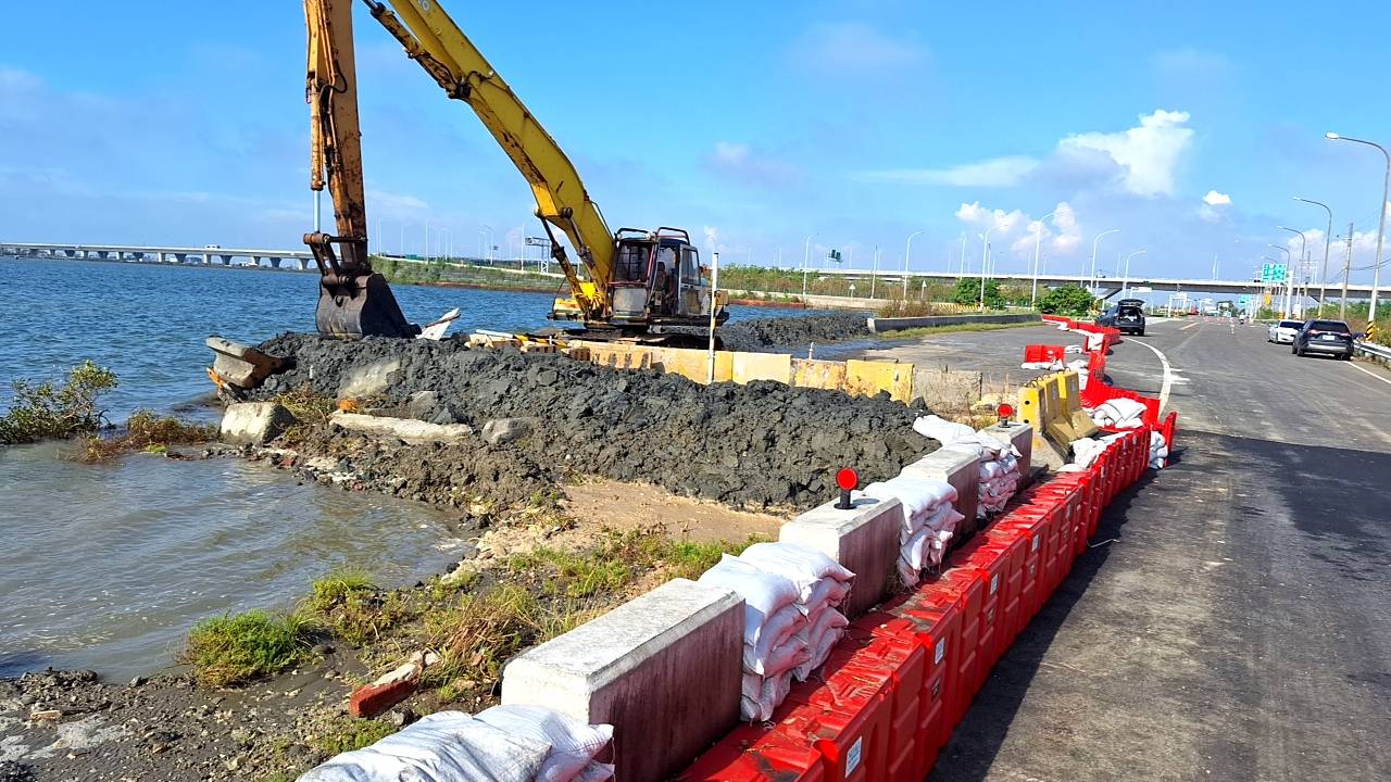 天文大潮引起七股區市道176線積水 水利局全力搶佈二道防線 天文大潮引起七股區市道176線積水 水利局全力搶佈二道防線