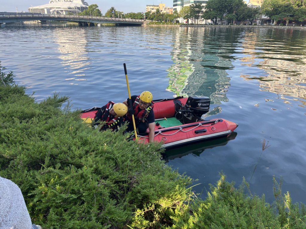 高雄清晨驚見男屍! 70歲翁涵洞下沉水亡 清潔員嚇壞急報警 高雄清晨驚見男屍! 70歲翁涵洞下沉水亡 清潔員嚇壞急報警