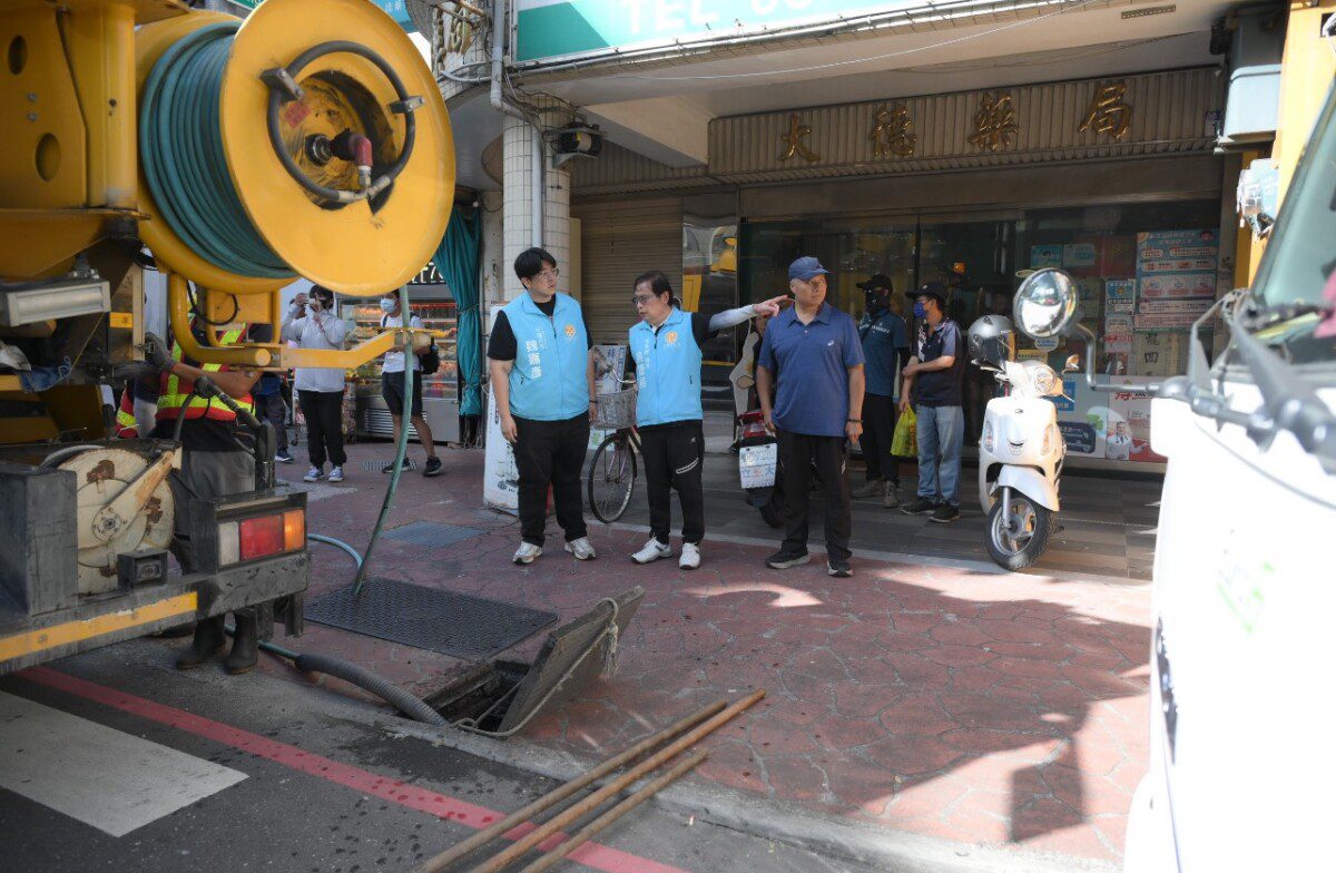 花蓮市長魏嘉彥視察清溝作業 強調排水防災不鬆懈 花蓮市長魏嘉彥視察清溝作業 強調排水防災不鬆懈
