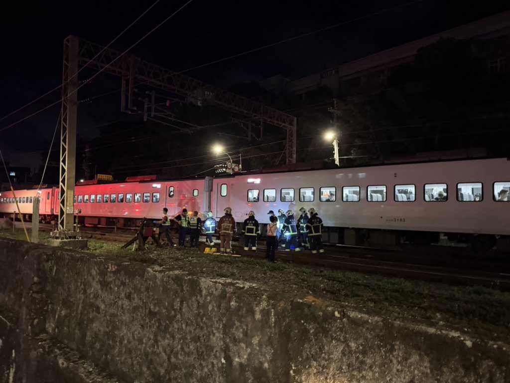 快訊/ 瑞芳平交道驚悚事故! 新自強號撞死行人 現場畫面不忍直視 快訊/ 瑞芳平交道驚悚事故! 新自強號撞死行人 現場畫面不忍直視