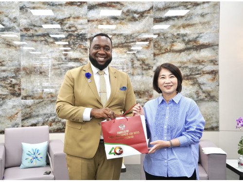 聖克里斯多福及尼維斯大使范東亞拜會屏縣府 周春米熱情邀請參與屏東燈節 深化彼此情誼 聖克里斯多福及尼維斯大使范東亞拜會屏縣府 周春米熱情邀請參與屏東燈節 深化彼此情誼